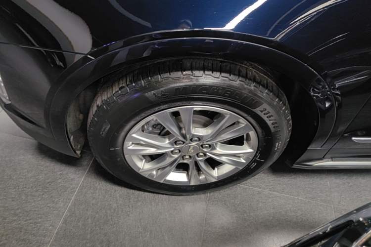 Used Cadillac XT5 2022 2.0T Two-Wheel Drive Luxury Version Left Front Wheel Hub