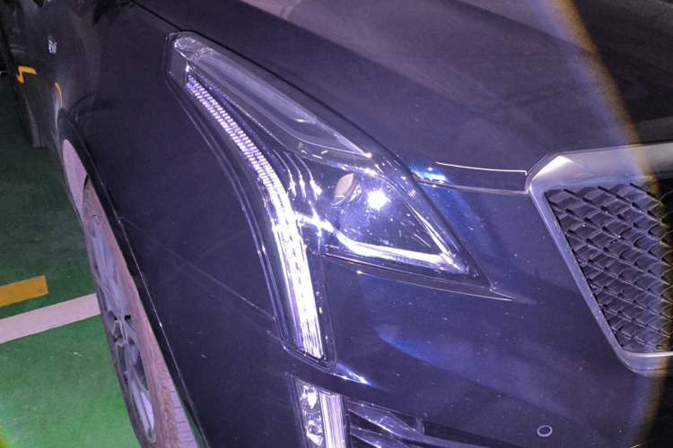 Used Cadillac XT5 2022 2.0T Four-Wheel Drive Luxury Version (Hummingbird Edition) Right Front Headlight