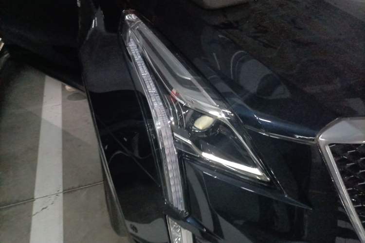 Used Cadillac XT5 2022 2.0T Four-Wheel Drive Platinum Edition Right Front Headlight