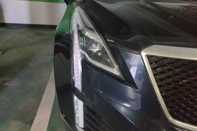 Used Cadillac XT5 2022 2.0T Four-Wheel Drive Luxury Version (Hummingbird Edition) Right Front Headlight