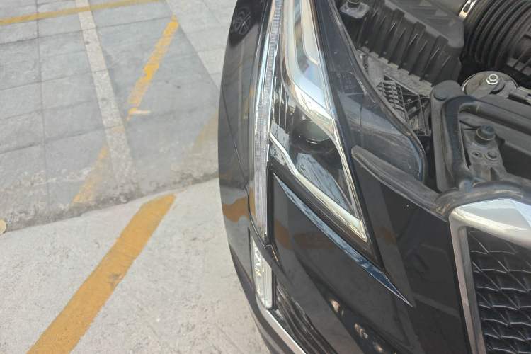 Used Cadillac XT5 2022 2.0T Four-Wheel Drive Luxury Version (Hummingbird Edition) Right Front Headlight
