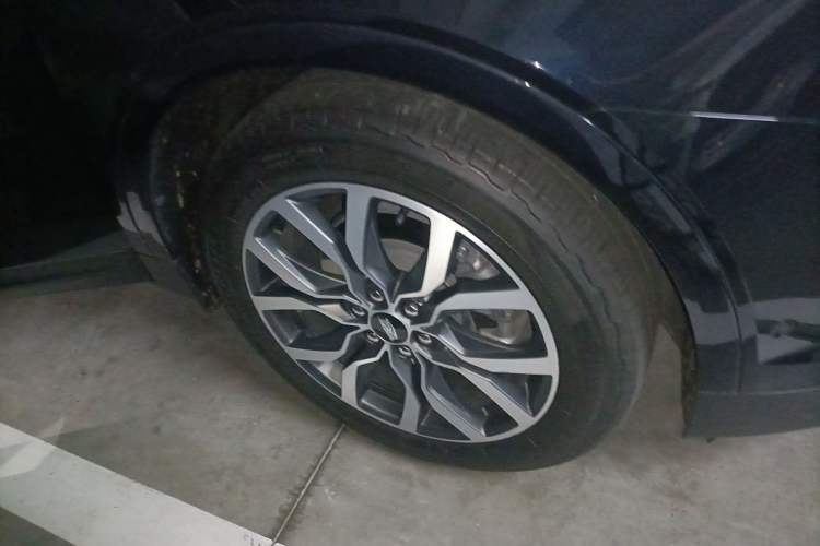 Used Cadillac XT5 2022 2.0T Four-Wheel Drive Platinum Edition Right Front Wheel Hub
