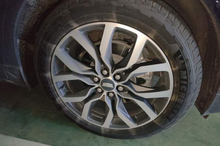Used Cadillac XT5 2022 2.0T Four-Wheel Drive Luxury Version (Hummingbird Edition) Right Front Wheel Hub
