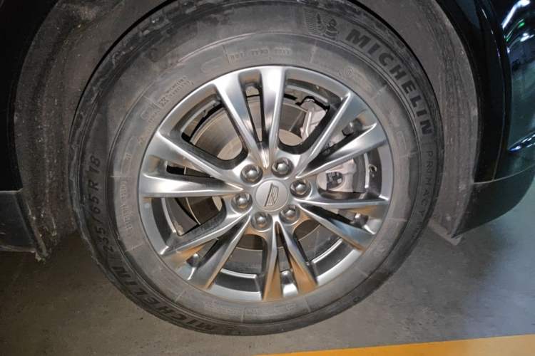 Used Cadillac XT5 2022 2.0T Two-Wheel Drive Luxury Version Right Front Wheel Hub