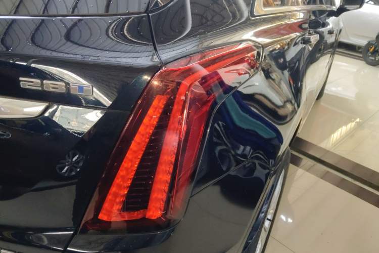 Used Cadillac XT5 2022 2.0T Two-Wheel Drive Luxury Version Right Rear Taillight