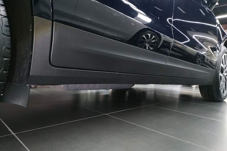 Used Cadillac XT5 2022 2.0T Four-Wheel Drive Platinum Edition Right Side Sill