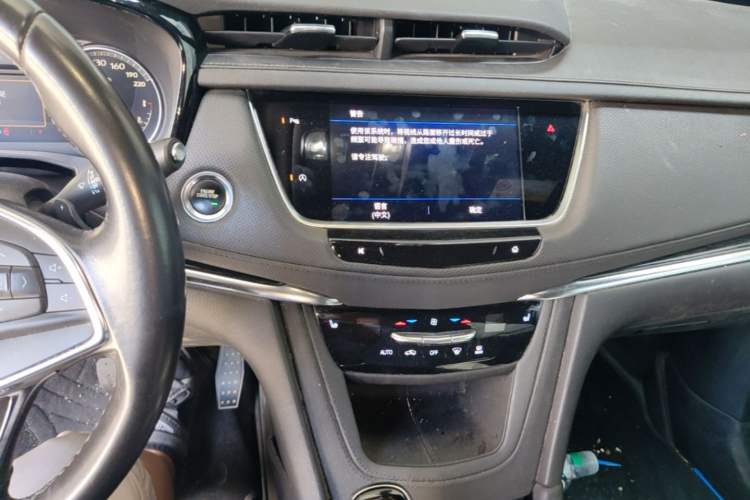 Used Cadillac XT5 2022 2.0T Two-Wheel Drive Luxury Version Audio And AC Panel