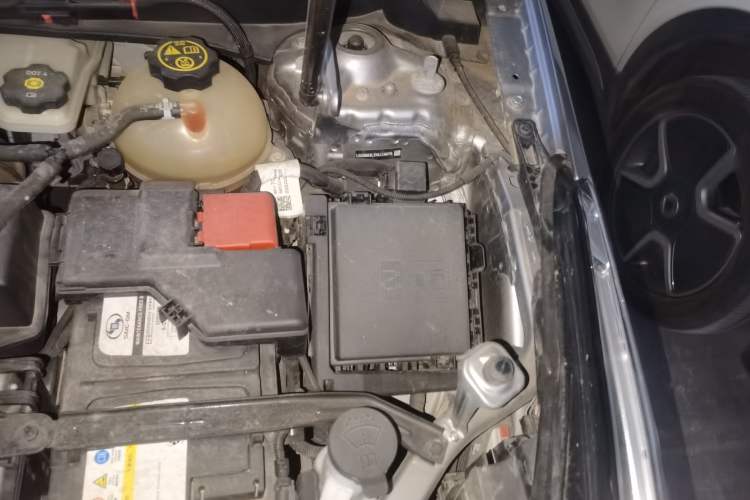 Used Cadillac XT5 2022 2.0T Four-Wheel Drive Luxury Version (Hummingbird Edition) Engine Bay Left