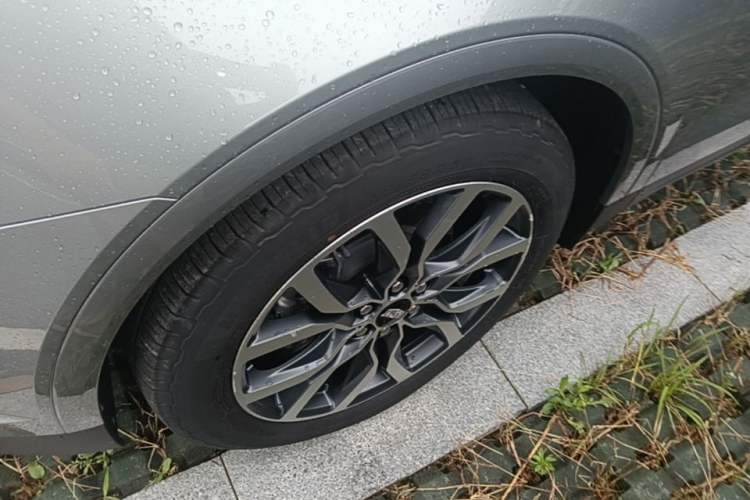 Used Cadillac XT5 2022 2.0T Four-Wheel Drive Luxury Version (Hummingbird Edition) Left Front Wheel Hub