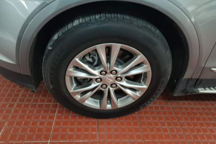 Used Cadillac XT5 2022 2.0T Two-Wheel Drive Luxury Version Left Front Wheel Hub