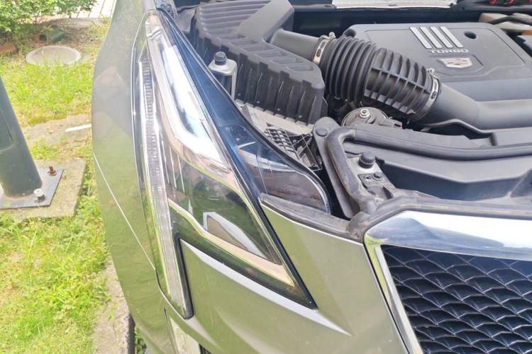 Used Cadillac XT5 2022 2.0T Four-Wheel Drive Luxury Version (Hummingbird Edition) Right Front Headlight
