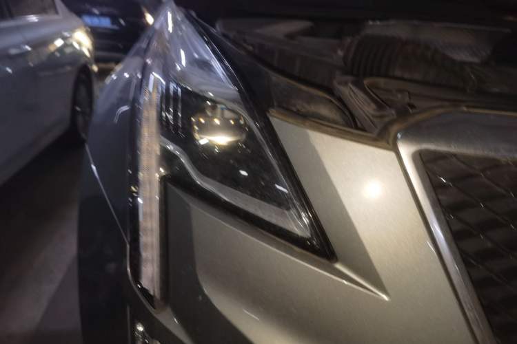 Used Cadillac XT5 2022 2.0T Four-Wheel Drive Luxury Version (Hummingbird Edition) Right Front Headlight