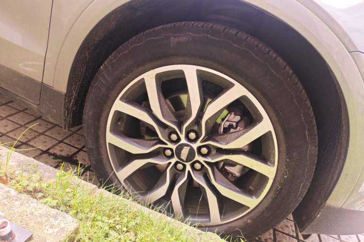 Used Cadillac XT5 2022 2.0T Four-Wheel Drive Luxury Version (Hummingbird Edition) Right Front Wheel Hub