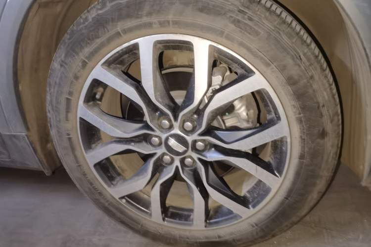 Used Cadillac XT5 2022 2.0T Four-Wheel Drive Luxury Version (Hummingbird Edition) Right Front Wheel Hub