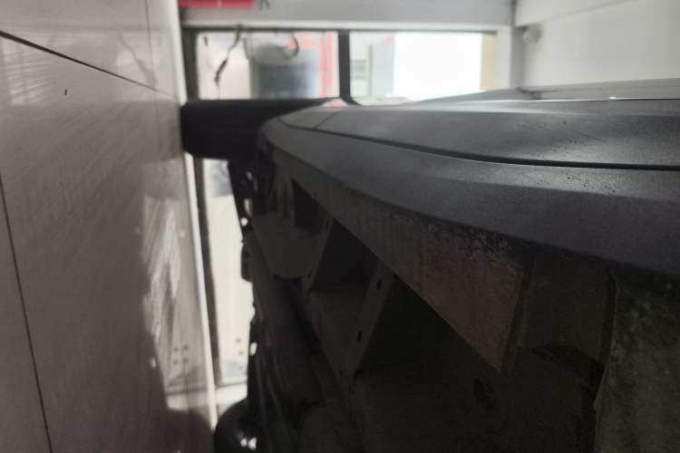 Used Cadillac XT5 2022 2.0T Four-Wheel Drive Luxury Version (Hummingbird Edition) Right Side Sill