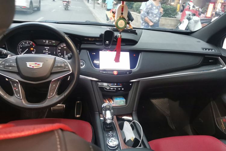 Used Cadillac XT5 2022 2.0T Four-Wheel Drive Luxury Version (Hummingbird Edition) Center Console