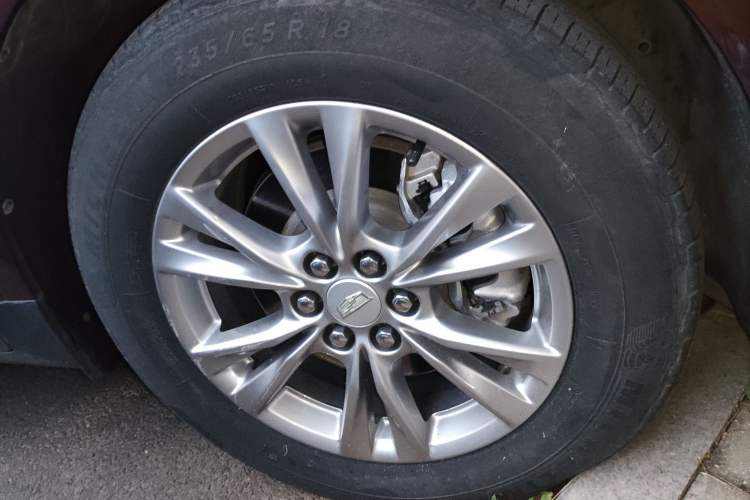 Used Cadillac XT5 2022 2.0T Two-Wheel Drive Luxury Version Right Front Wheel Hub