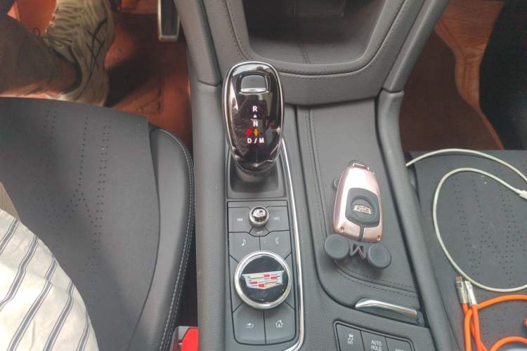 Used Cadillac XT5 2022 2.0T Four-Wheel Drive Luxury Version (Hummingbird Edition) Gear Lever
