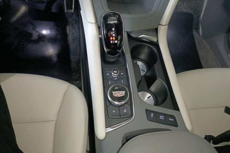 Used Cadillac XT5 2022 2.0T Four-Wheel Drive Luxury Version (Hummingbird Edition) Gear Lever