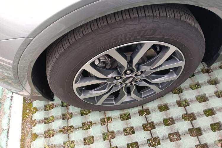 Used Cadillac XT5 2022 2.0T Four-Wheel Drive Luxury Version (Hummingbird Edition) Left Front Wheel Hub