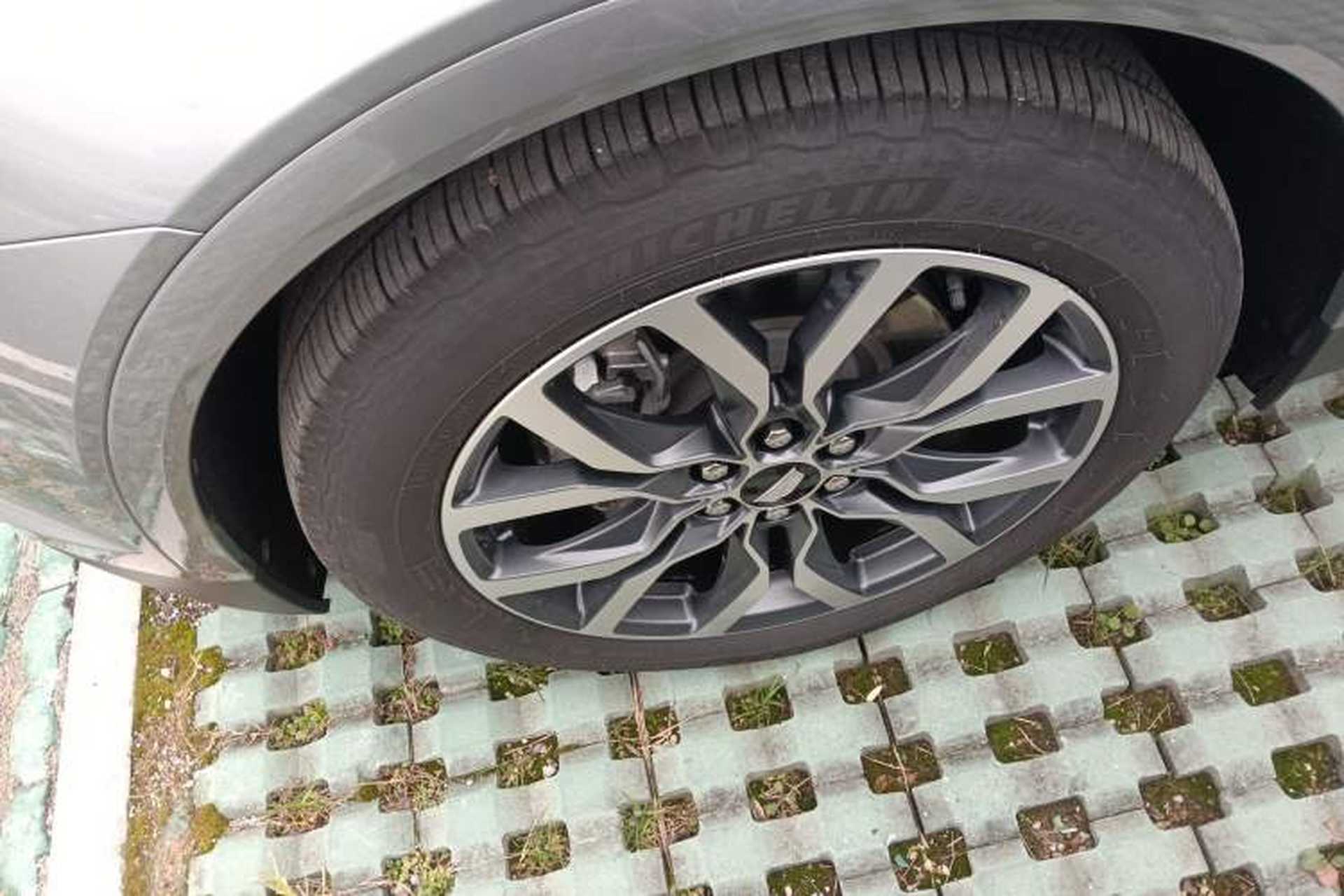 Used Cadillac XT5 2022 2.0T Four-Wheel Drive Luxury Version (Hummingbird Edition) Left Front Wheel Hub