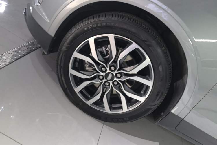 Used Cadillac XT5 2022 2.0T Four-Wheel Drive Luxury Version (Hummingbird Edition) Left Front Wheel Hub