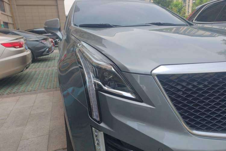 Used Cadillac XT5 2022 2.0T Four-Wheel Drive Luxury Version (Hummingbird Edition) Right Front Headlight
