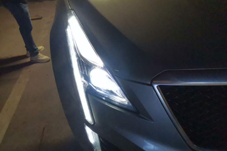 Used Cadillac XT5 2022 2.0T Four-Wheel Drive Luxury Version (Hummingbird Edition) Right Front Headlight