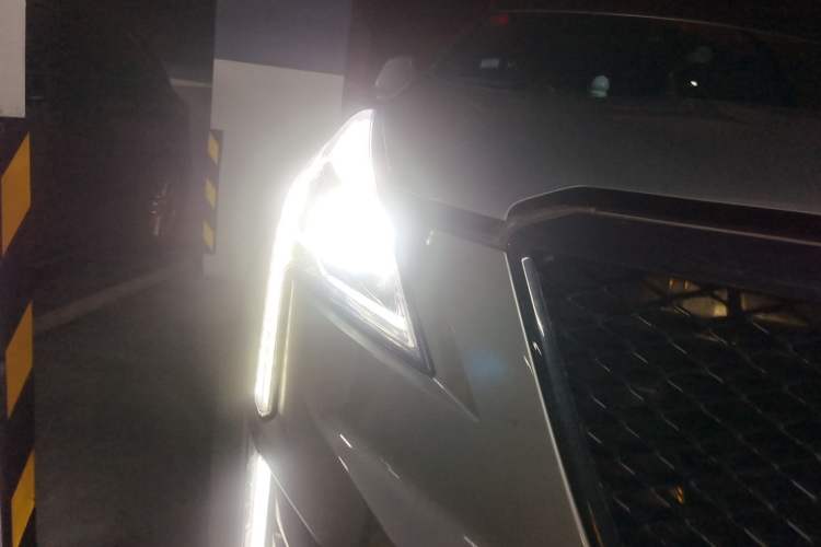 Used Cadillac XT5 2022 2.0T Four-Wheel Drive Luxury Version (Hummingbird Edition) Right Front Headlight