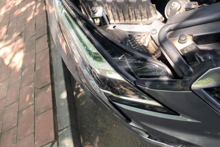 Used Cadillac XT5 2022 2.0T Four-Wheel Drive Luxury Version (Hummingbird Edition) Right Front Headlight