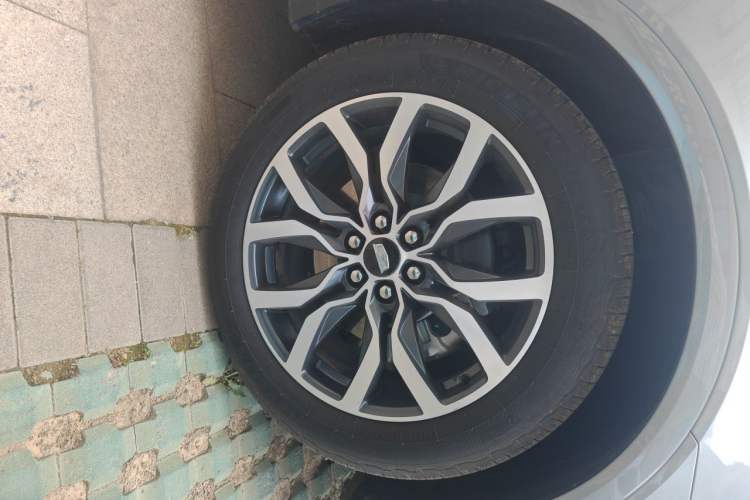 Used Cadillac XT5 2022 2.0T Four-Wheel Drive Luxury Version (Hummingbird Edition) Right Front Wheel Hub