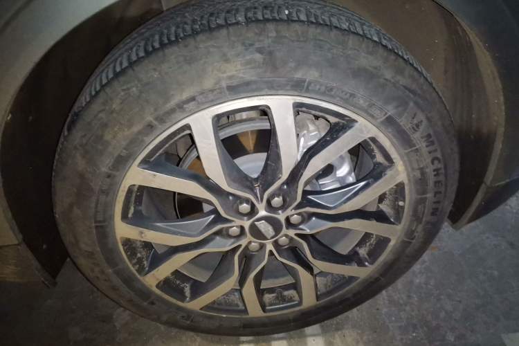 Used Cadillac XT5 2022 2.0T Four-Wheel Drive Luxury Version (Hummingbird Edition) Right Front Wheel Hub