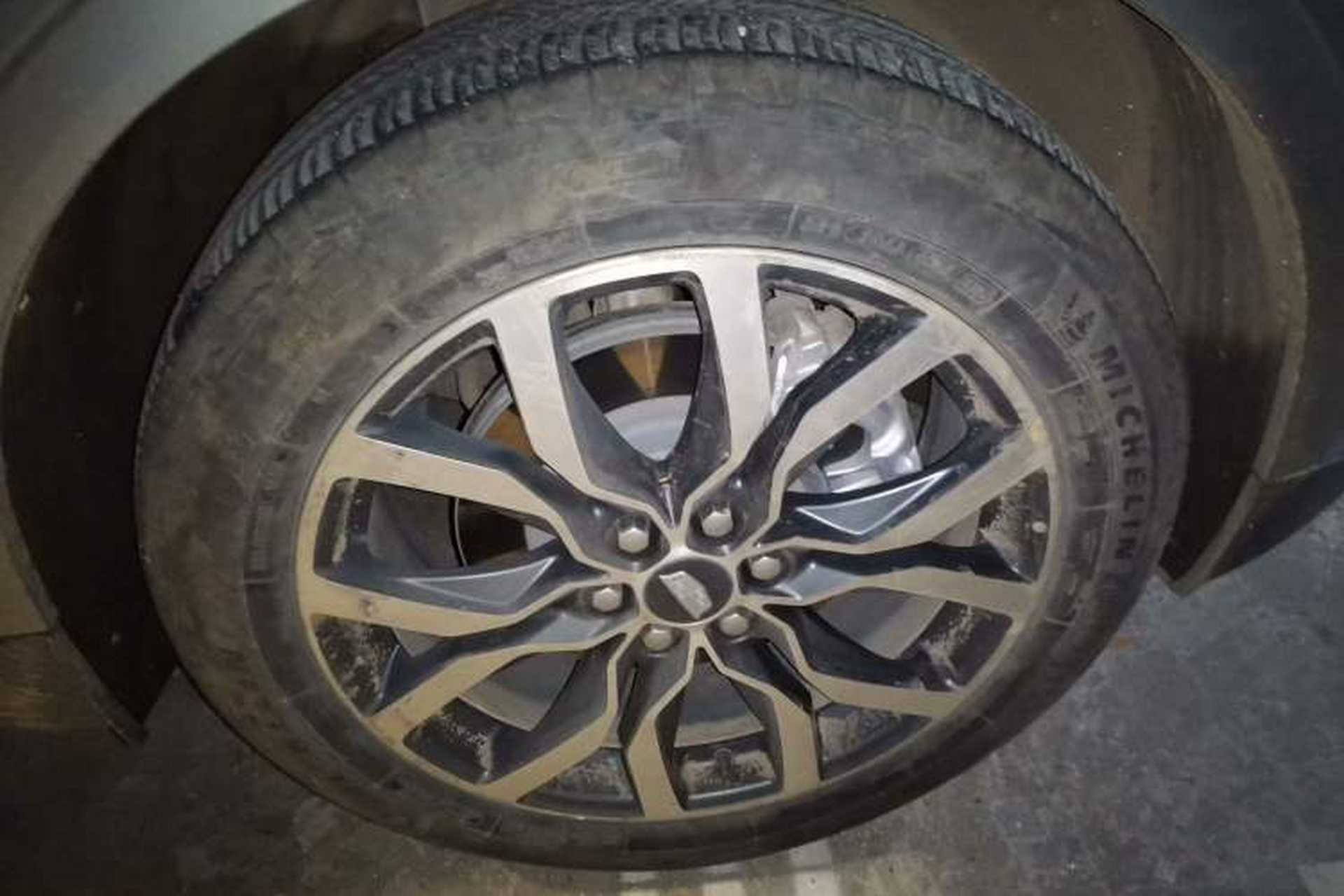 Used Cadillac XT5 2022 2.0T Four-Wheel Drive Luxury Version (Hummingbird Edition) Right Front Wheel Hub