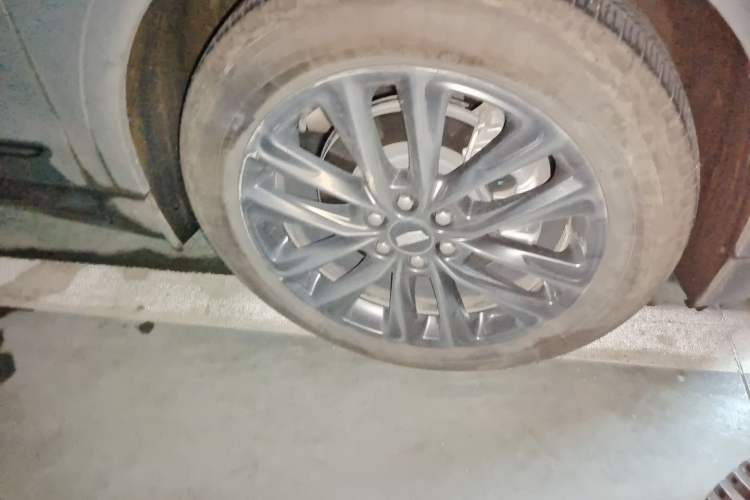 Used Cadillac XT5 2022 2.0T Four-Wheel Drive Luxury Version (Hummingbird Edition) Right Front Wheel Hub