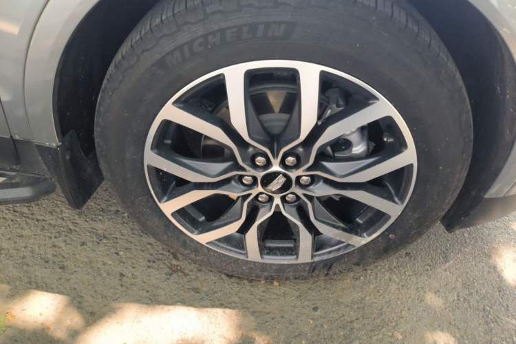 Used Cadillac XT5 2022 2.0T Four-Wheel Drive Luxury Version (Hummingbird Edition) Right Front Wheel Hub