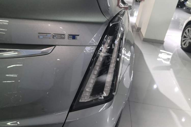 Used Cadillac XT5 2022 2.0T Four-Wheel Drive Luxury Version (Hummingbird Edition) Right Rear Taillight