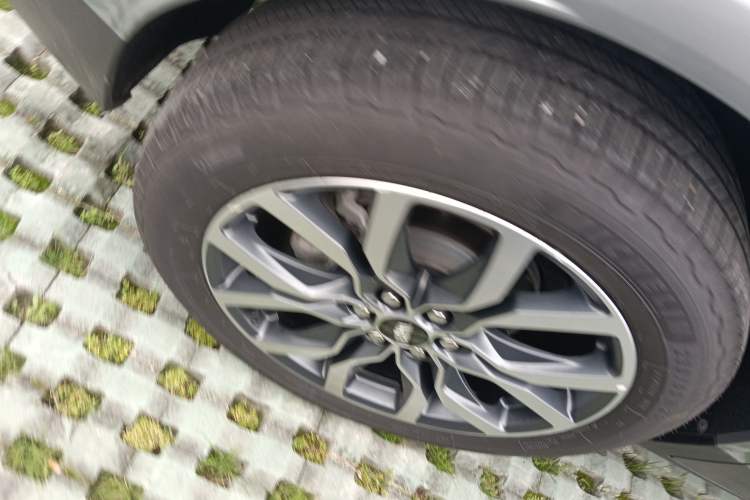 Used Cadillac XT5 2022 2.0T Four-Wheel Drive Luxury Version (Hummingbird Edition) Right Rear Wheel Hub