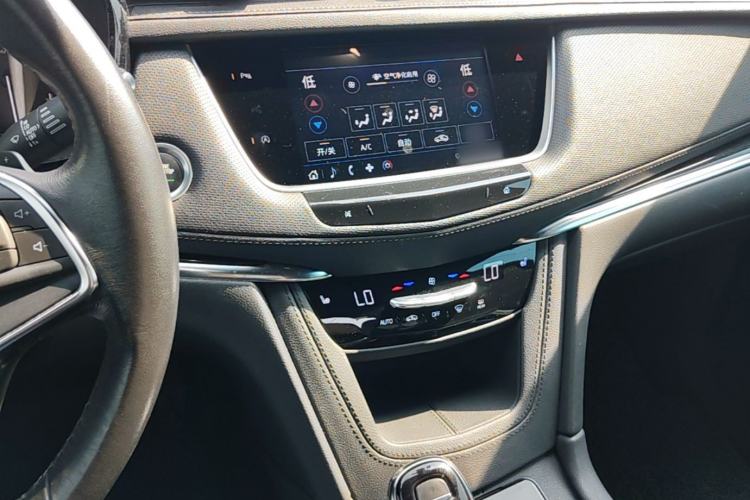 Used Cadillac XT5 2022 2.0T Two-Wheel Drive Luxury Version Audio And AC Panel