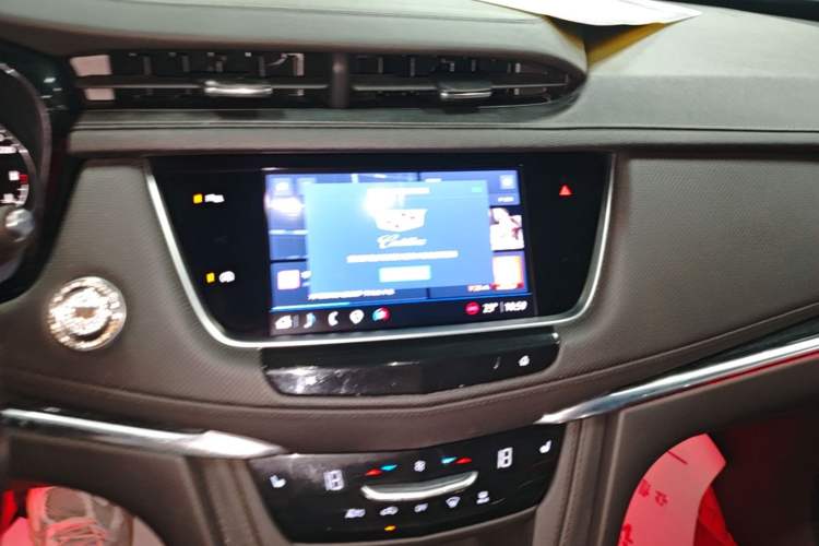 Used Cadillac XT5 2022 2.0T Two-Wheel Drive Luxury Version Audio And AC Panel