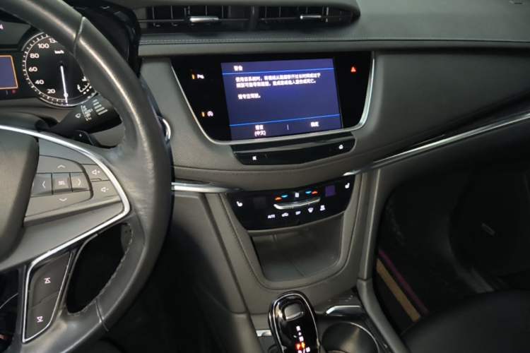 Used Cadillac XT5 2022 2.0T Two-Wheel Drive Luxury Version Audio And AC Panel