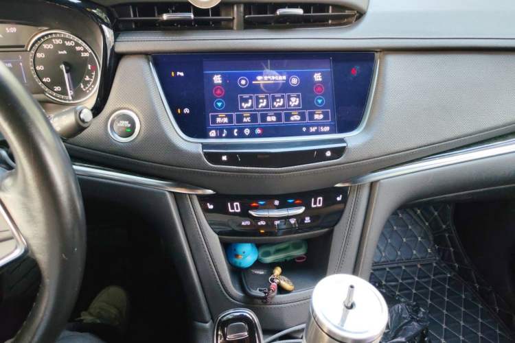 Used Cadillac XT5 2022 2.0T Two-Wheel Drive Luxury Version Audio And AC Panel