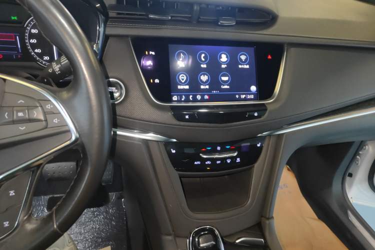 Used Cadillac XT5 2022 2.0T Two-Wheel Drive Luxury Version Audio And AC Panel