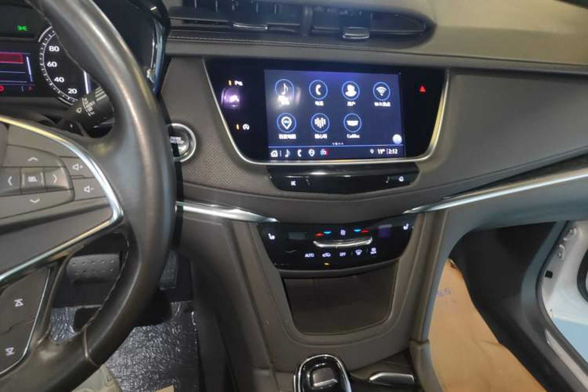 Used Cadillac XT5 2022 2.0T Two-Wheel Drive Luxury Version Audio And AC Panel