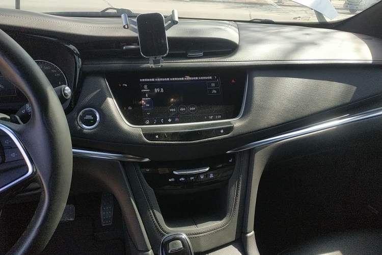 Used Cadillac XT5 2022 2.0T Two-Wheel Drive Luxury Version Audio And AC Panel