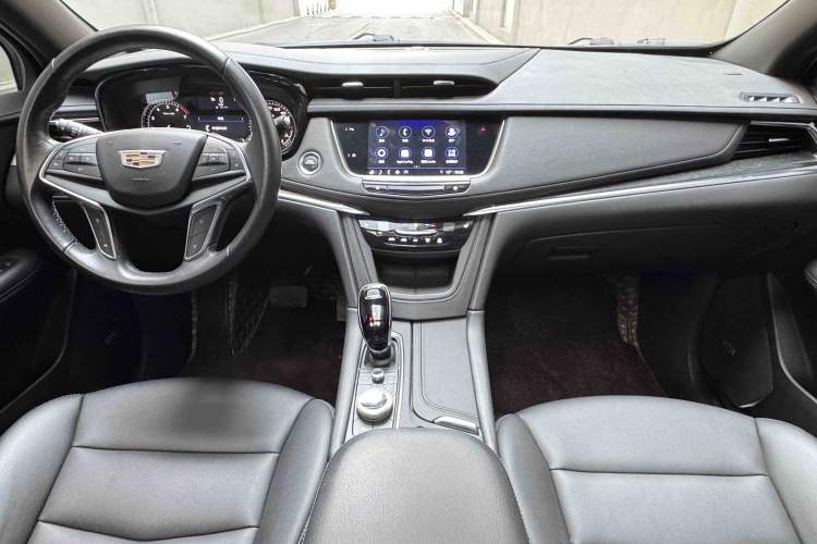 Used Cadillac XT5 2022 2.0T Two-Wheel Drive Luxury Version Audio And AC Panel