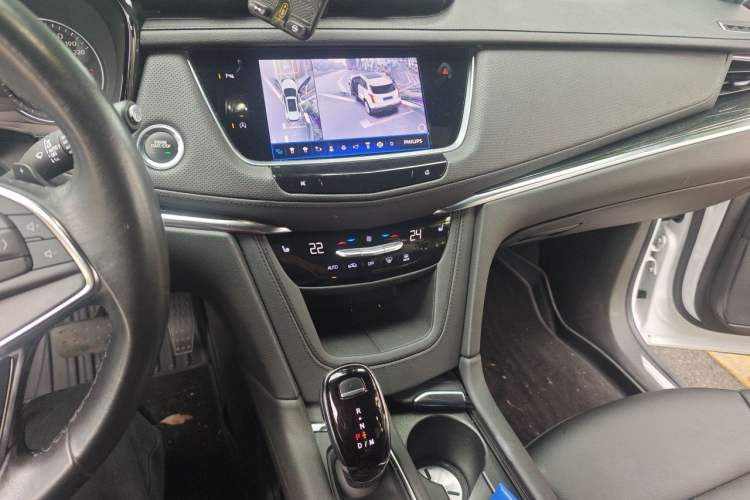 Used Cadillac XT5 2022 2.0T Two-Wheel Drive Luxury Version Audio And AC Panel