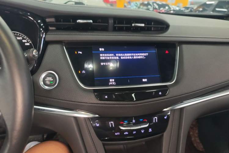 Used Cadillac XT5 2022 2.0T Two-Wheel Drive Luxury Version Audio And AC Panel