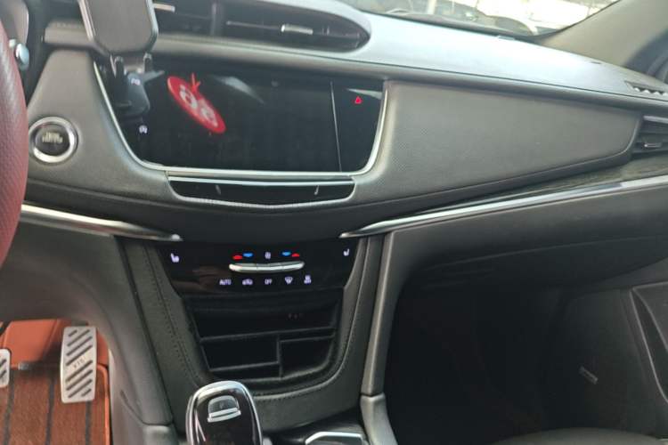 Used Cadillac XT5 2022 2.0T Two-Wheel Drive Luxury Version Audio And AC Panel