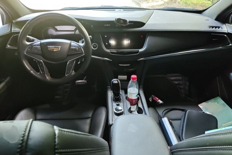 Used Cadillac XT5 2022 2.0T Four-Wheel Drive Luxury Version (Hummingbird Edition) Center Console