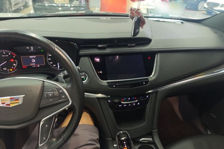 Used Cadillac XT5 2022 2.0T Four-Wheel Drive Luxury Version (Hummingbird Edition) Center Console
